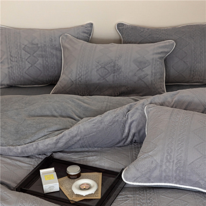 91家纺网 家纺一手货源 找家纺 棉眠 2022新款全消光立体雕花牛奶绒嵌绳款四件套 绞花鸭蛋灰