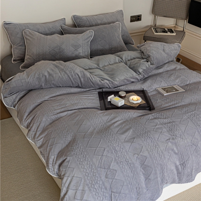 91家纺网 家纺一手货源 找家纺 棉眠 2022新款全消光立体雕花牛奶绒嵌绳款四件套 绞花鸭蛋灰