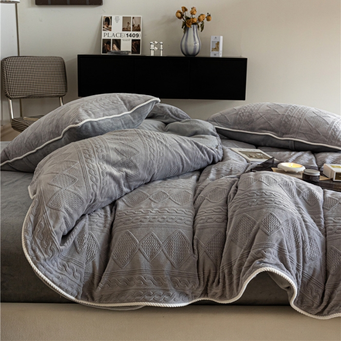 91家纺网 家纺一手货源 找家纺 棉眠 2022新款全消光立体雕花牛奶绒嵌绳款四件套 绞花鸭蛋灰