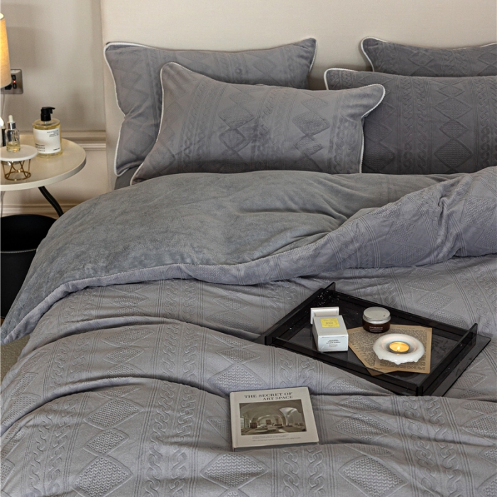 91家纺网 家纺一手货源 找家纺 棉眠 2022新款全消光立体雕花牛奶绒嵌绳款四件套 绞花鸭蛋灰