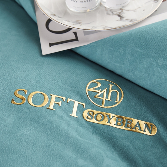 91家纺网 家纺一手货源 找家纺 （总）丽卡家纺 2023新款舞动字母炙热秋冬被