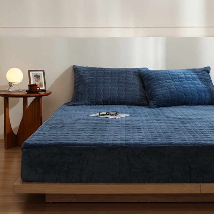 91家纺网 家纺一手货源 找家纺 小米笠 2022新款牛奶绒加绒床笠 宝石蓝