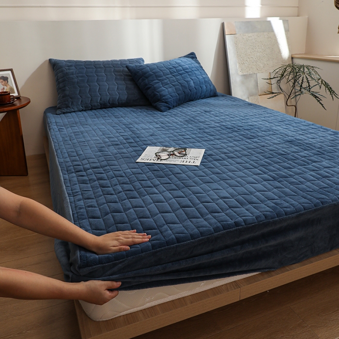 91家纺网 家纺一手货源 找家纺 小米笠 2022新款牛奶绒加绒床笠 宝石蓝