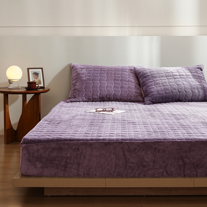 91家纺网 家纺一手货源 找家纺 小米笠 2022新款牛奶绒加绒床笠 酱紫