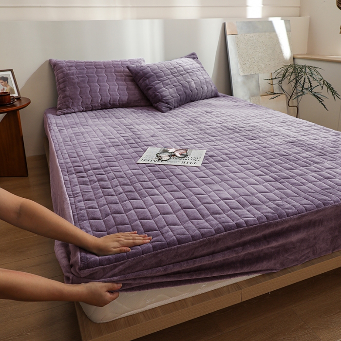 91家纺网 家纺一手货源 找家纺 小米笠 2022新款牛奶绒加绒床笠 酱紫