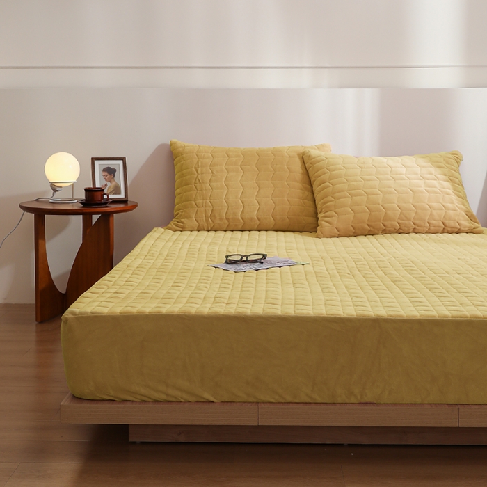 91家纺网 家纺一手货源 找家纺 小米笠 2022新款牛奶绒加绒床笠 秋叶黄