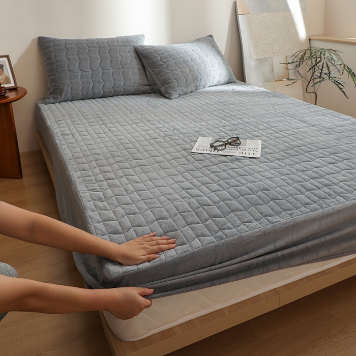 91家纺网 家纺一手货源 找家纺 小米笠 2022新款牛奶绒加绒床笠 炭木灰