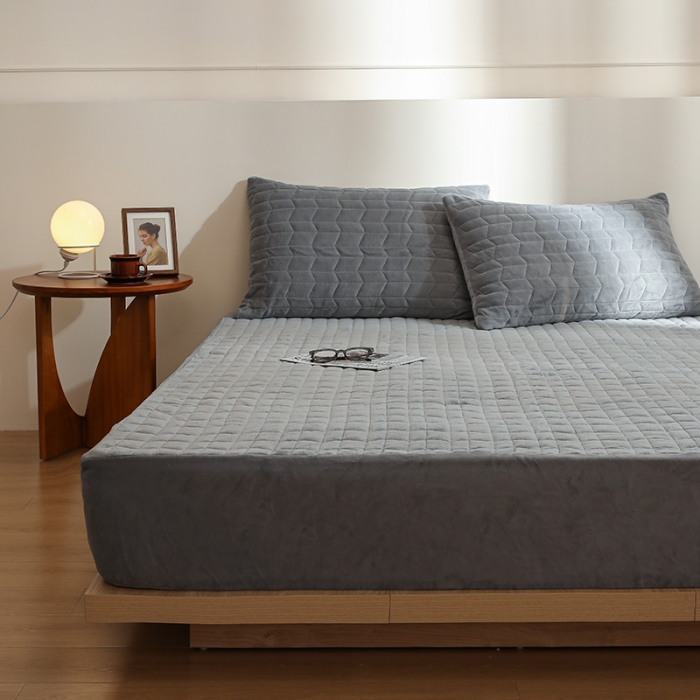 91家纺网 家纺一手货源 找家纺 小米笠 2022新款牛奶绒加绒床笠 炭木灰