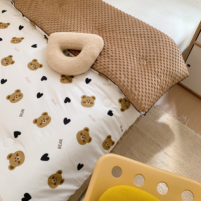 91家纺网 家纺一手货源 找家纺 星期八 2022新款复古碎花豆豆被冬被春秋被 爱心圆圆熊