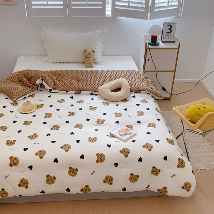 91家纺网 家纺一手货源 找家纺 星期八 2022新款复古碎花豆豆被冬被春秋被 爱心圆圆熊