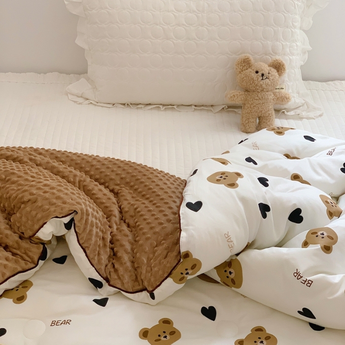 91家纺网 家纺一手货源 找家纺 星期八 2022新款复古碎花豆豆被冬被春秋被 爱心圆圆熊