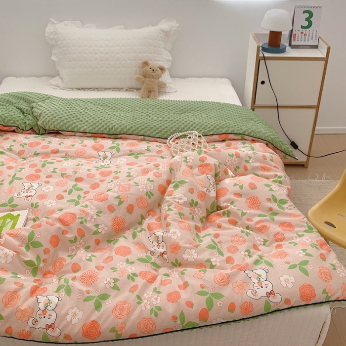 91家纺网 家纺一手货源 找家纺 星期八 2022新款复古碎花豆豆被冬被春秋被 草莓玫瑰兔