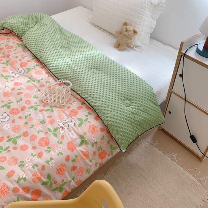 91家纺网 家纺一手货源 找家纺 星期八 2022新款复古碎花豆豆被冬被春秋被 草莓玫瑰兔