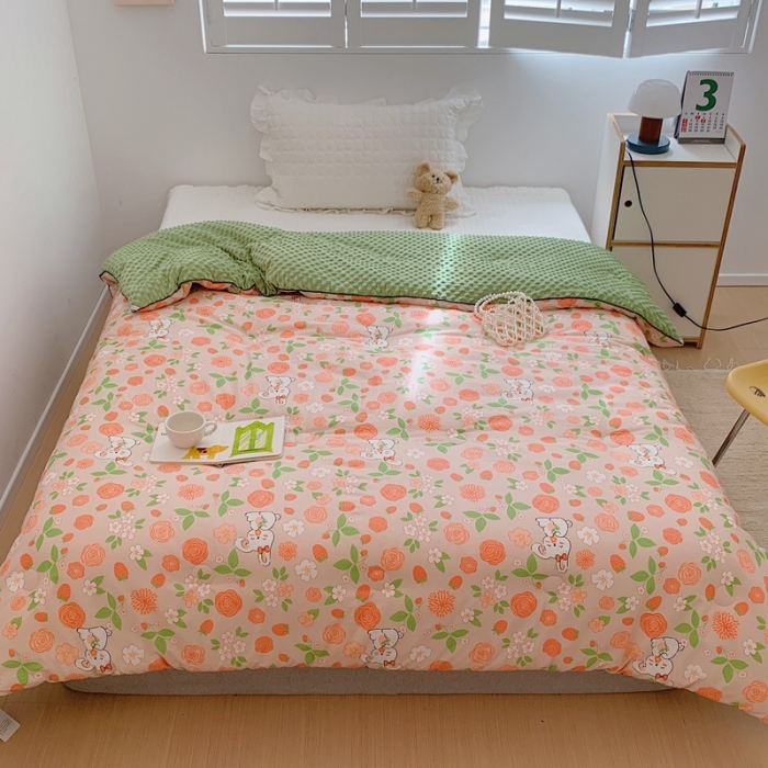 91家纺网 家纺一手货源 找家纺 星期八 2022新款复古碎花豆豆被冬被春秋被 草莓玫瑰兔