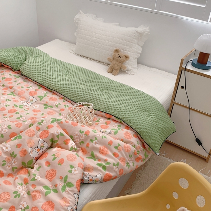 91家纺网 家纺一手货源 找家纺 星期八 2022新款复古碎花豆豆被冬被春秋被 草莓玫瑰兔