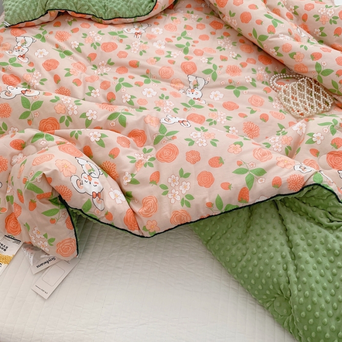 91家纺网 家纺一手货源 找家纺 星期八 2022新款复古碎花豆豆被冬被春秋被 草莓玫瑰兔