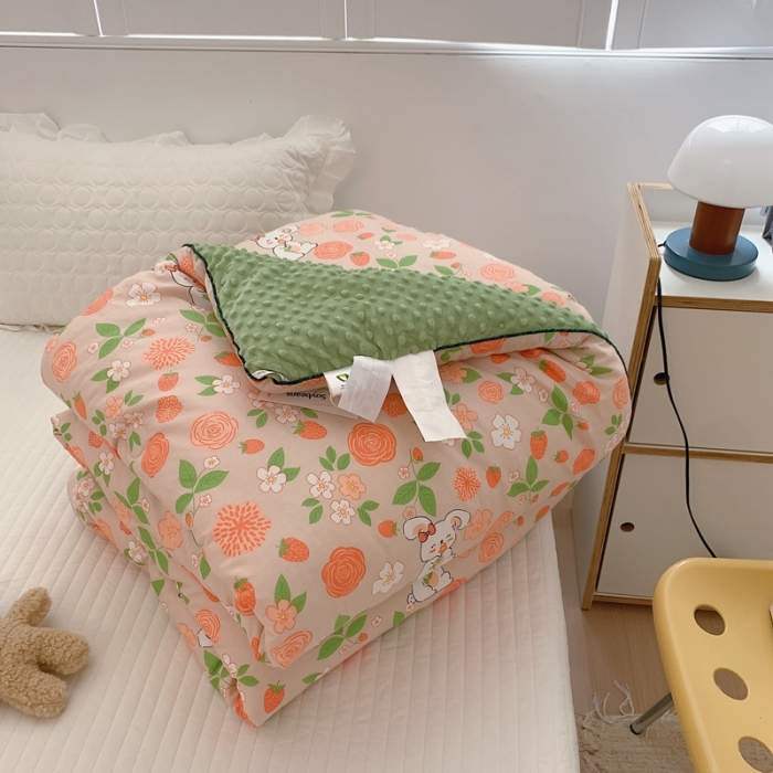 91家纺网 家纺一手货源 找家纺 星期八 2022新款复古碎花豆豆被冬被春秋被 草莓玫瑰兔