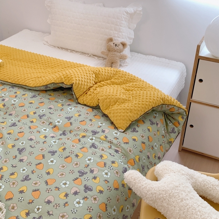 91家纺网 家纺一手货源 找家纺 星期八 2022新款复古碎花豆豆被冬被春秋被 草莓圣代绿