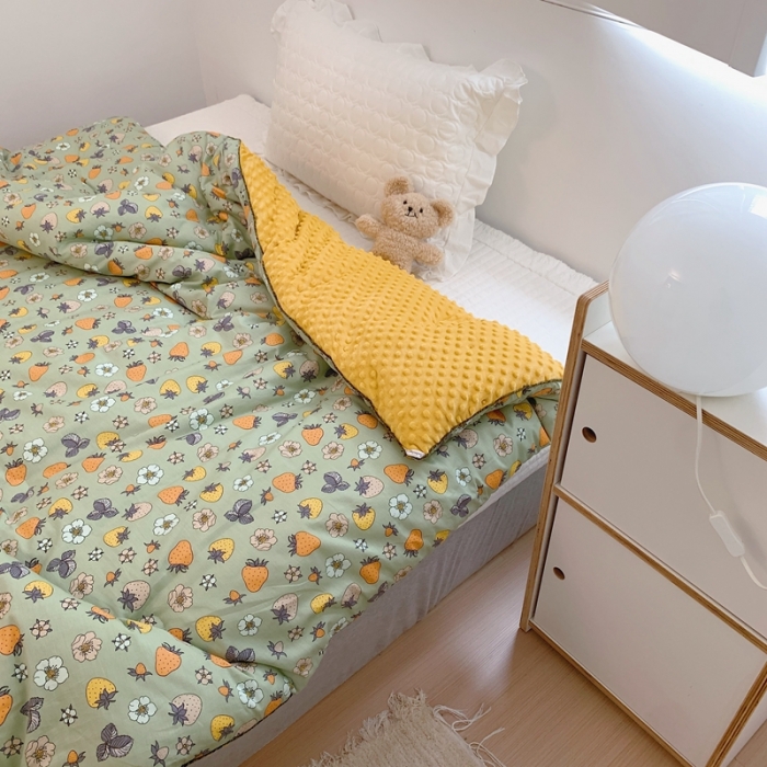 91家纺网 家纺一手货源 找家纺 星期八 2022新款复古碎花豆豆被冬被春秋被 草莓圣代绿