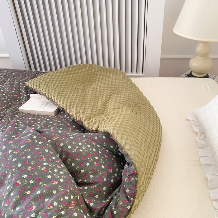 91家纺网 家纺一手货源 找家纺 星期八 2022新款复古碎花豆豆被冬被春秋被 复古小雏菊