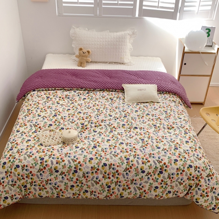 91家纺网 家纺一手货源 找家纺 星期八 2022新款复古碎花豆豆被冬被春秋被 花间草莓