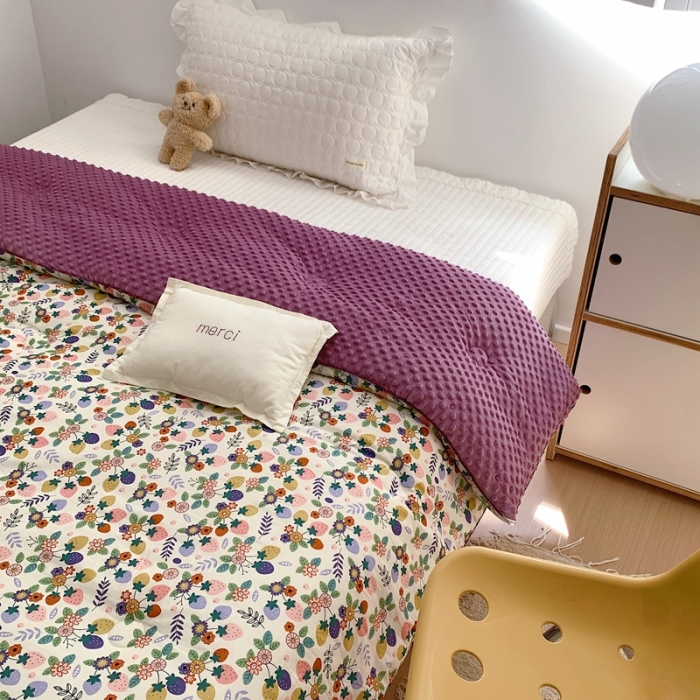 91家纺网 家纺一手货源 找家纺 星期八 2022新款复古碎花豆豆被冬被春秋被 花间草莓