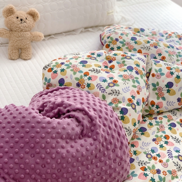 91家纺网 家纺一手货源 找家纺 星期八 2022新款复古碎花豆豆被冬被春秋被 花间草莓