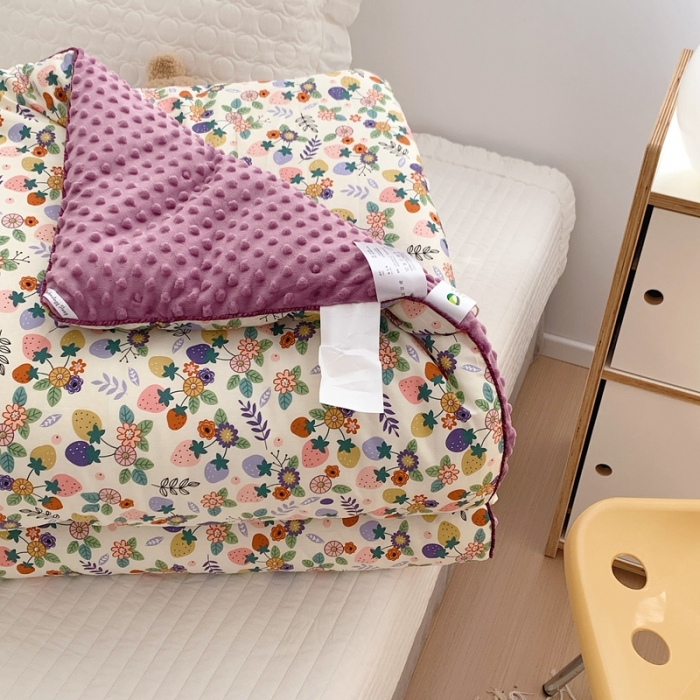 91家纺网 家纺一手货源 找家纺 星期八 2022新款复古碎花豆豆被冬被春秋被 花间草莓