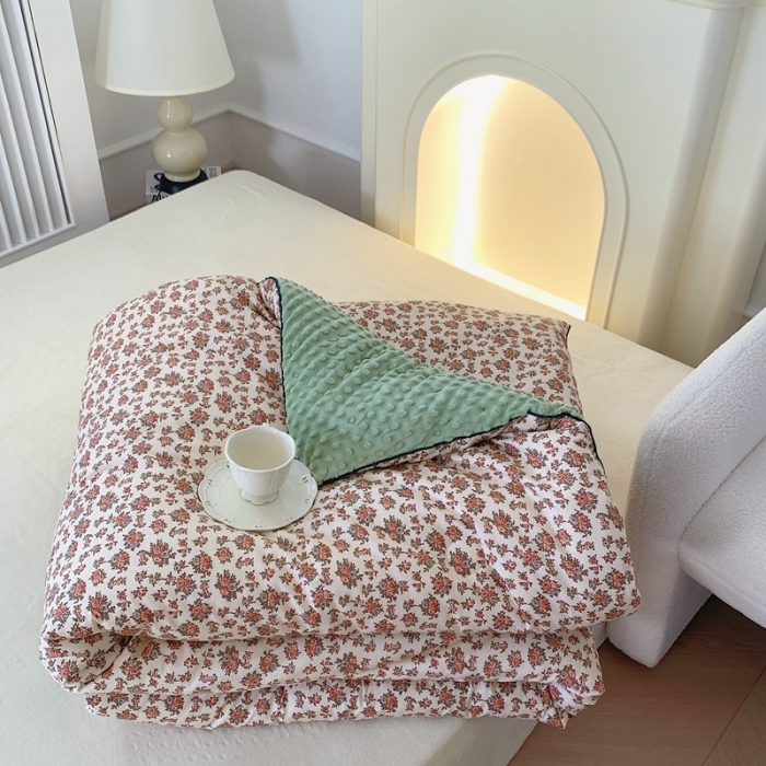 91家纺网 家纺一手货源 找家纺 星期八 2022新款复古碎花豆豆被冬被春秋被 花颜