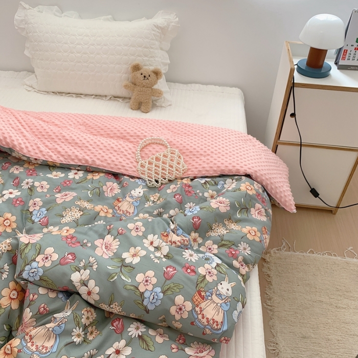 91家纺网 家纺一手货源 找家纺 星期八 2022新款复古碎花豆豆被冬被春秋被 梦幻花园兔