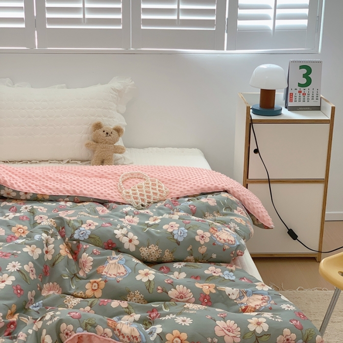 91家纺网 家纺一手货源 找家纺 星期八 2022新款复古碎花豆豆被冬被春秋被 梦幻花园兔