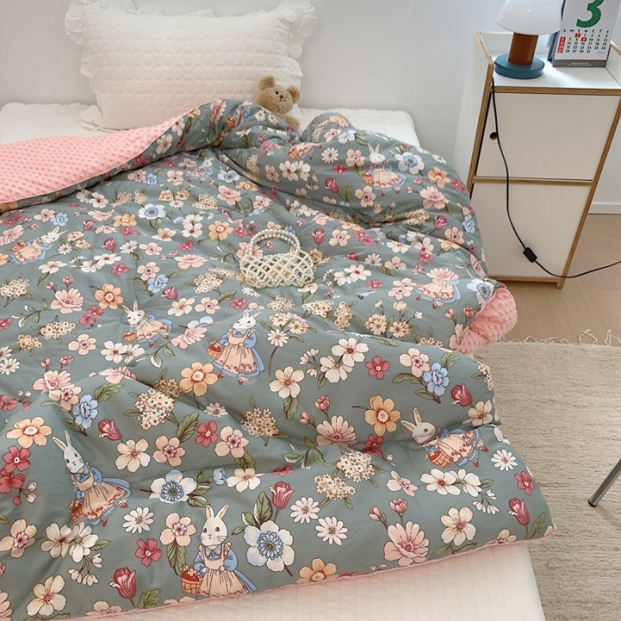 91家纺网 家纺一手货源 找家纺 星期八 2022新款复古碎花豆豆被冬被春秋被 梦幻花园兔