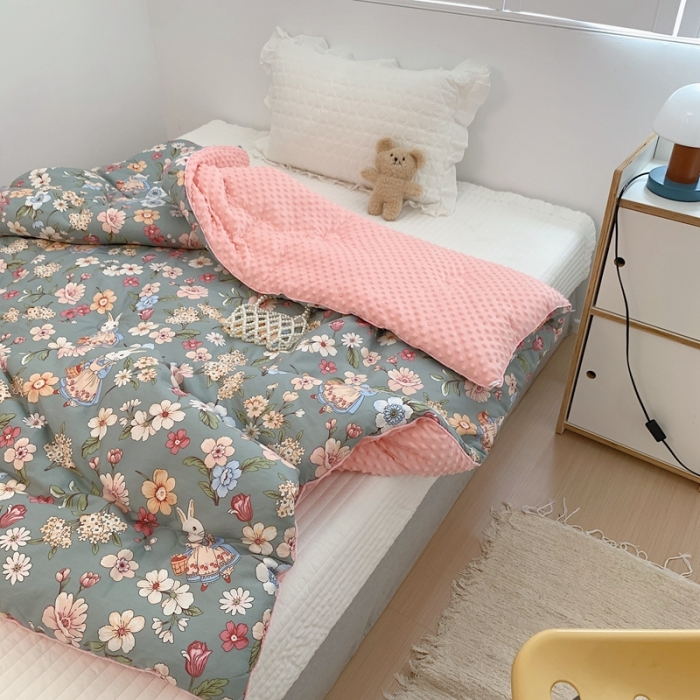 91家纺网 家纺一手货源 找家纺 星期八 2022新款复古碎花豆豆被冬被春秋被 梦幻花园兔