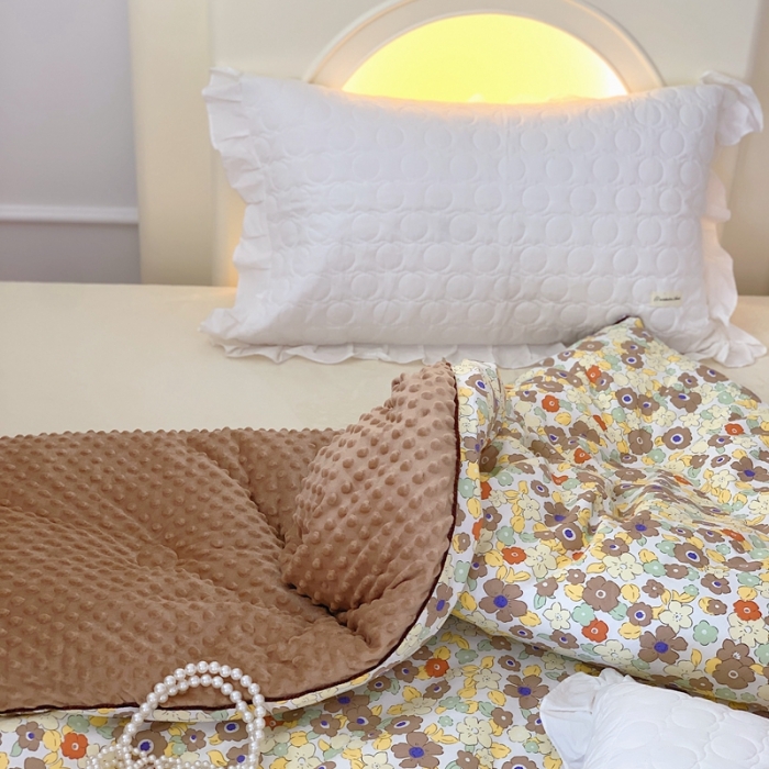 91家纺网 家纺一手货源 找家纺 星期八 2022新款复古碎花豆豆被冬被春秋被 雅朵