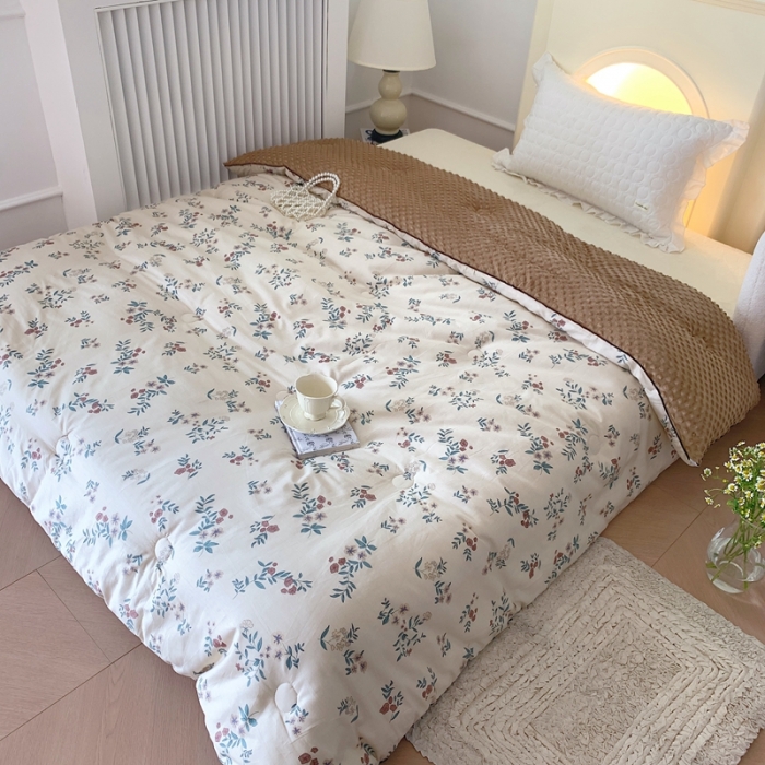 91家纺网 家纺一手货源 找家纺 星期八 2022新款复古碎花豆豆被冬被春秋被 仲夏夜之梦