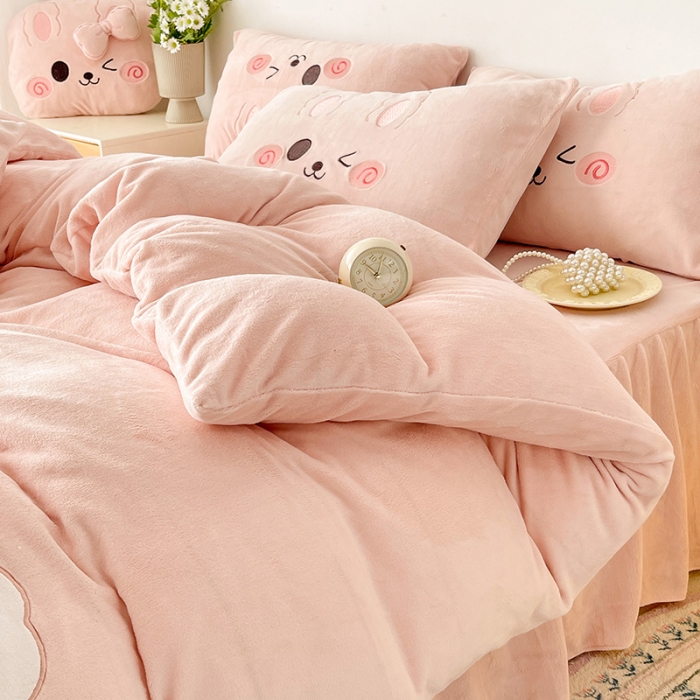 91家纺网 家纺一手货源 找家纺 （总）2025新款牛奶绒卡通绣花四件套-可爱兔实拍图 粉色