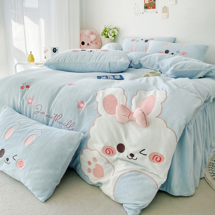 91家纺网 家纺一手货源 找家纺 亲亲公主 2025新款牛奶绒卡通绣花四件套实拍图 可爱兔蓝色