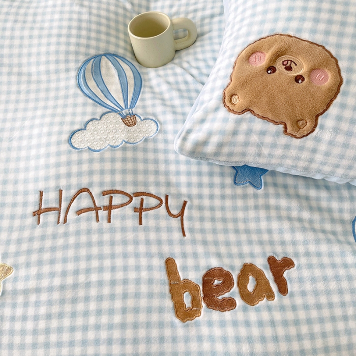 91家纺网 家纺一手货源 找家纺 亲亲公主 2025新款牛奶绒卡通绣花四件套- 蓝色小熊