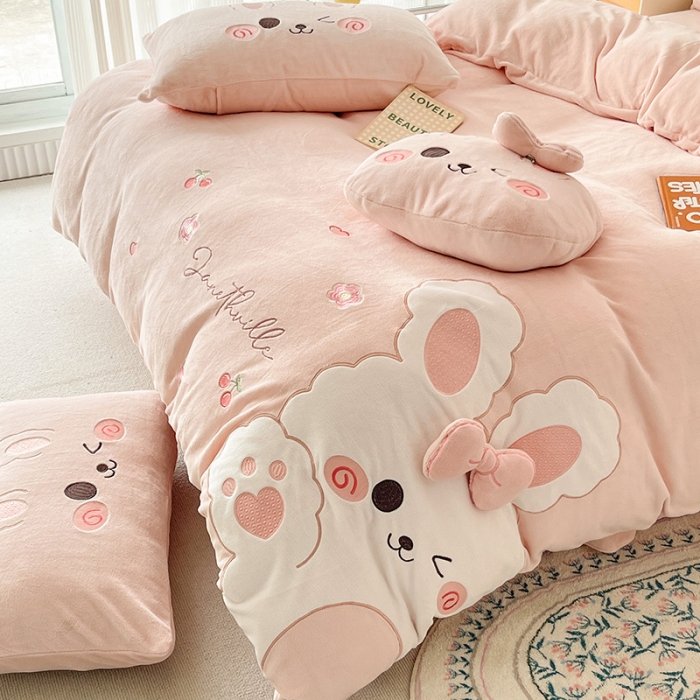 91家纺网 家纺一手货源 找家纺 （总）2025新款牛奶绒卡通绣花四件套-可爱兔实拍图 粉色