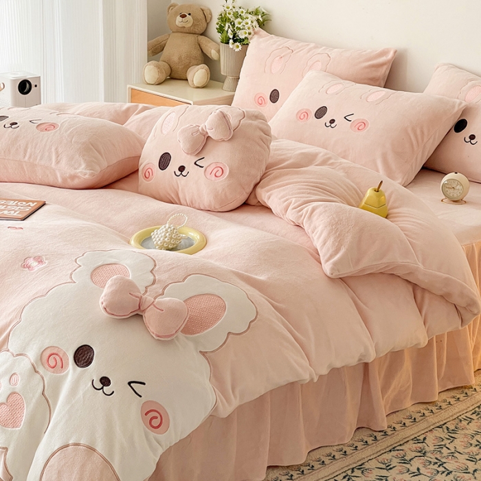 91家纺网 家纺一手货源 找家纺 亲亲公主 2025新款牛奶绒卡通绣花四件套实拍图 可爱兔粉色