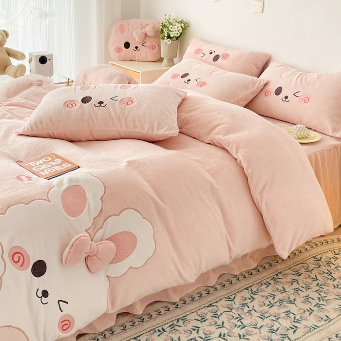 91家纺网 家纺一手货源 找家纺 亲亲公主 2025新款牛奶绒卡通绣花四件套实拍图 可爱兔粉色