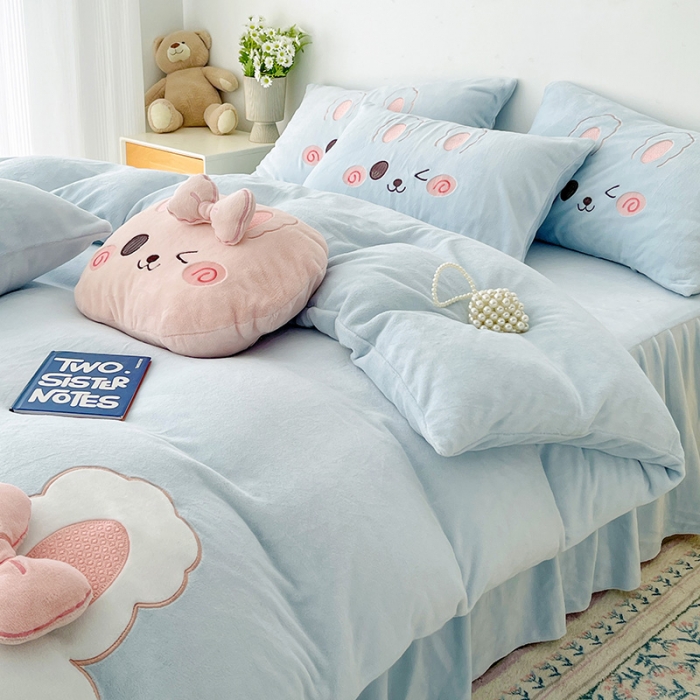 91家纺网 家纺一手货源 找家纺 亲亲公主 2025新款牛奶绒卡通绣花四件套实拍图 可爱兔蓝色