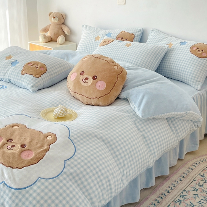 91家纺网 家纺一手货源 找家纺 亲亲公主 2025新款牛奶绒卡通绣花四件套- 蓝色小熊