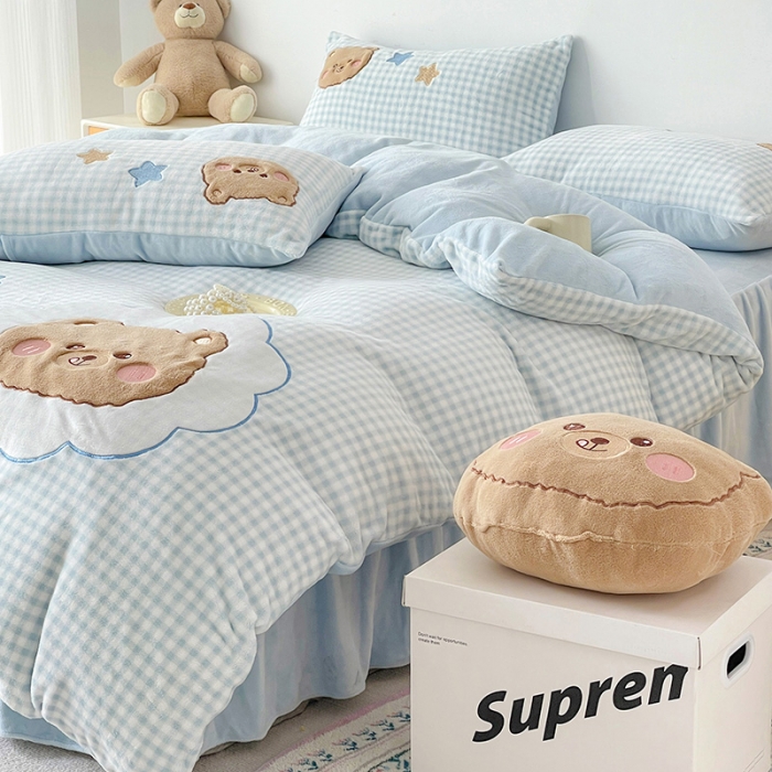 91家纺网 家纺一手货源 找家纺 亲亲公主 2025新款牛奶绒卡通绣花四件套- 蓝色小熊