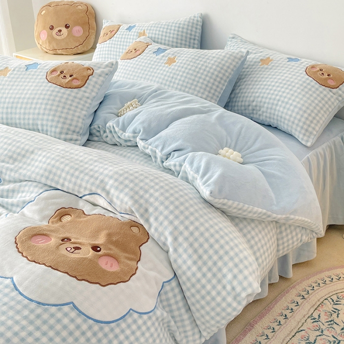 91家纺网 家纺一手货源 找家纺 亲亲公主 2025新款牛奶绒卡通绣花四件套- 蓝色小熊