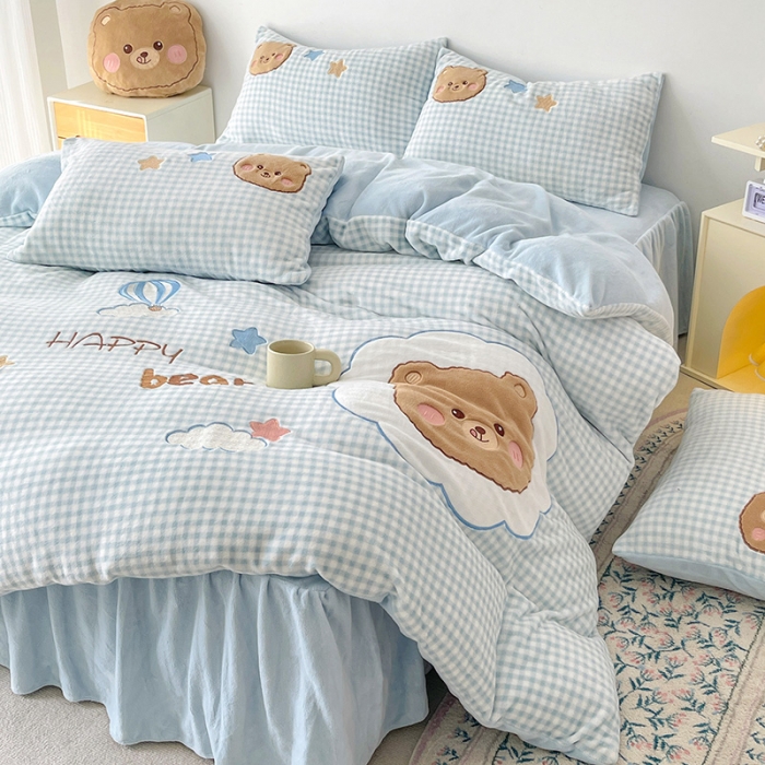 91家纺网 家纺一手货源 找家纺 亲亲公主 2025新款牛奶绒卡通绣花四件套- 蓝色小熊