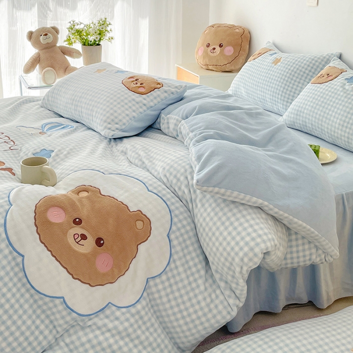 91家纺网 家纺一手货源 找家纺 亲亲公主 2025新款牛奶绒卡通绣花四件套- 蓝色小熊