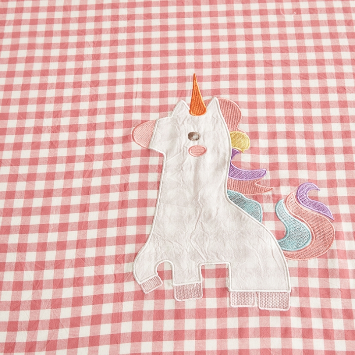 91家纺网 家纺一手货源 找家纺 荷马之梦 2022新款全棉色织水洗棉绣花床笠-童梦系列格小马