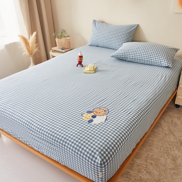 91家纺网 家纺一手货源 找家纺 荷马之梦 2022新款全棉色织水洗棉绣花床笠-童梦系列格小熊