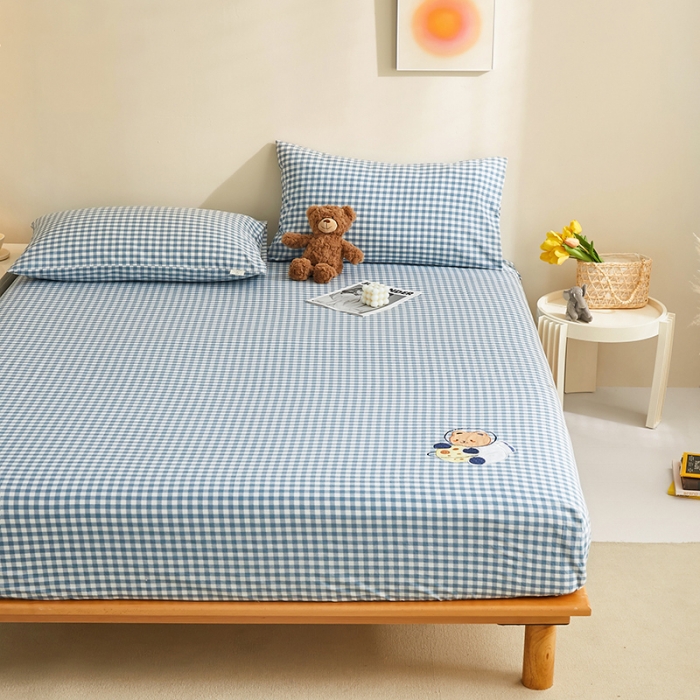 91家纺网 家纺一手货源 找家纺 荷马之梦 2022新款全棉色织水洗棉绣花床笠-童梦系列格小熊